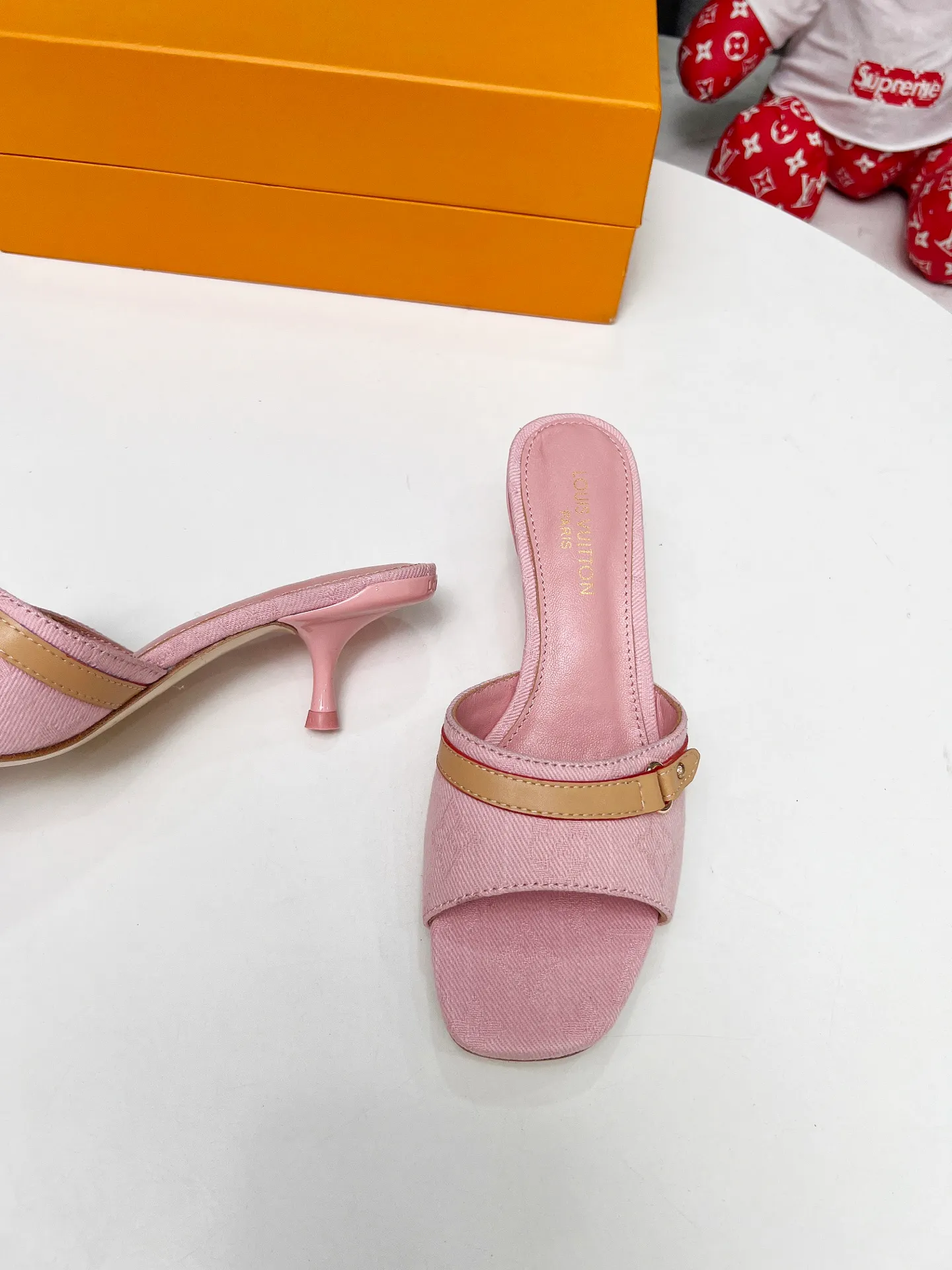 👟👟Ex-factory price 440👟👟 LV new denim kitten heel slippers 2025 summer must-have for goddesses, original replica, super comfortable on the feet. Show off the queen's temperament, the heel height is 5.5CM, which shows your temperament without being tiring. Standard code: 35-42 (41 and 42 codes are customized, non-returnable and non-exchangeable)